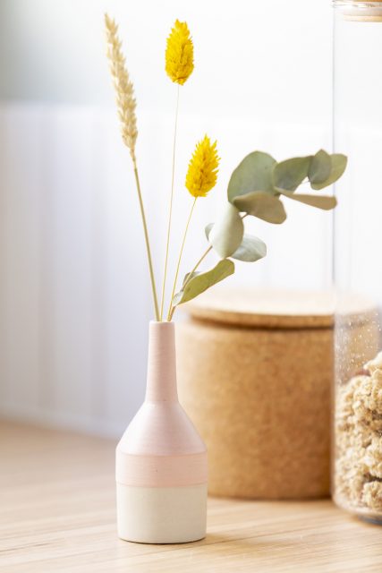 Détail de la cuisine avec ses touches de vases délicat et fleurs séchées en écho au papier peint fleuri de la salle de bain du projet sous les toits de Paris du projet Ribera Paris 16